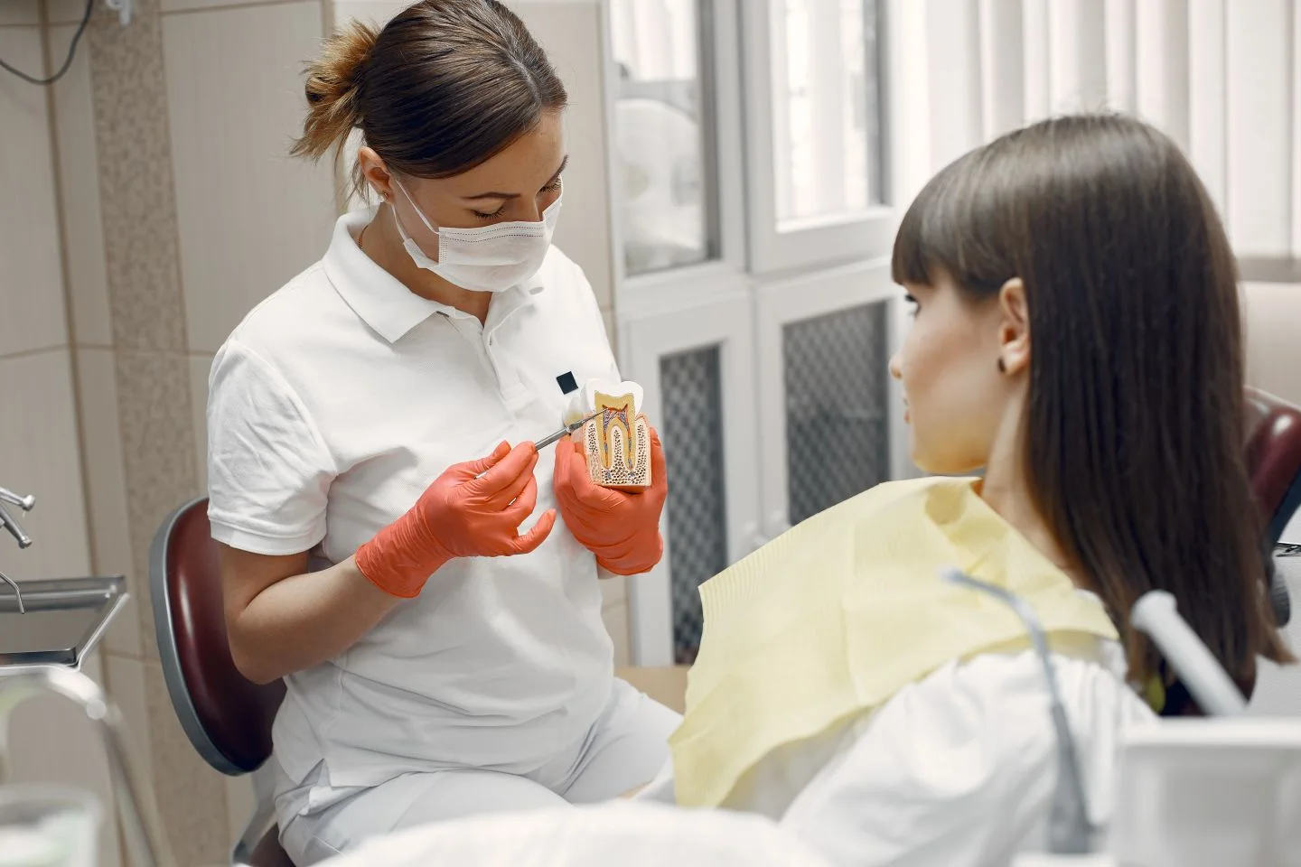Planificación de implantes y prótesis dentales durante una consulta
